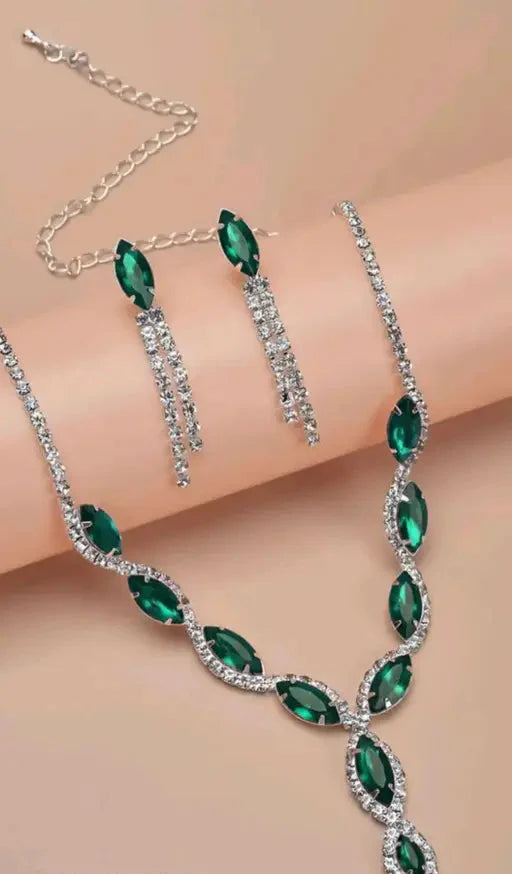 FURBELOW™ Silver & Pearl Jewellery Set